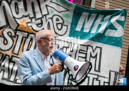 LONDRA, INGHILTERRA, LUGLIO 05 2021, ex leader laburista Jeremy Corbyn a Anti privatizzazione e NHS Pay Rise Rally al di fuori del Dipartimento di Salute e assistenza sociale a Londra Credit: Lucy North/Alamy Live News Foto Stock