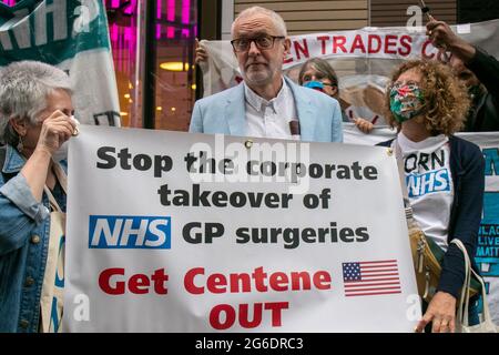 LONDRA, INGHILTERRA, LUGLIO 05 2021, l'ex leader laburista Jeremy Corbyn pone con 'Get Centene OUT' Banner a Anti privatizzazione di NHS e NHS Pay Rise Rally al di fuori del Dipartimento di Salute e assistenza sociale a Londra Credit: Lucy North/Alamy Live News Foto Stock