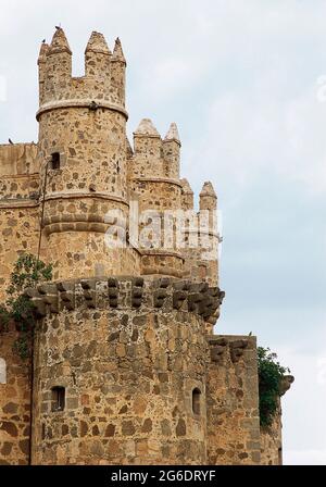 Spagna, Castiglia-la Mancha, provincia di Toledo. Castello di Guadamur. Vista parziale della fortezza, costruita nel 15 ° secolo su commissione di Pedro López de Ayala, il primo conte di Fuensalida. Foto Stock