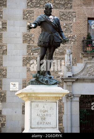 Alvaro de Bazán (Marchese di Santa Cruz) (1526-1588). Spagnolo marino e militare. Ammiraglio di Filippo II Guidò la presa di Tunisi. A Lepanto comandò la flotta di riserva. Statua di Alvaro de Bazán, realizzata in bronzo da Mariano Benlliure (1862-1947). Fu inaugurata dal Regente María Cristina il 13 dicembre 1891. Si trova in Plaza de la Villa a Madrid. Spagna. Foto Stock