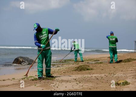 salvador, bahia, brasile - 20 ottobre 2019: I detergenti estraggono l'olio dalla spiaggia di Pituba nella città di Salvador. Il sito è stato interessato da un SPI dell'olio Foto Stock