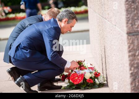 RIGA, LETTONIA. 5 luglio 2021. Ignazio Cassis (L), Ministro degli Affari Esteri della Confederazione svizzera e Edgars Rinkevics (R), Ministro degli Esteri lettone, durante la cerimonia di posa dei fiori. Foto Stock