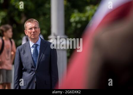 RIGA, LETTONIA. 5 luglio 2021. Ignazio Cassis, Ministro degli Affari Esteri della Confederazione Svizzera e Edgars Rinkevics, Ministro degli Affari Esteri lettone, durante la cerimonia di posa dei fiori. Foto Stock