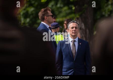 RIGA, LETTONIA. 5 luglio 2021. Ignazio Cassis (nella foto), Ministro degli Affari Esteri della Confederazione Svizzera e Edgars Rinkevics, Ministro degli Esteri lettone, durante la cerimonia di posa dei fiori. Foto Stock