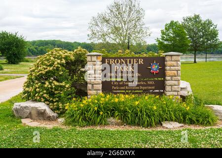 St Charles, Missouri - 8 giugno 2021: Il Frontier Park lungo il fiume Missouri ospita una grande statua di Lewis e Clark e un percorso ciclabile lastricato. Foto Stock