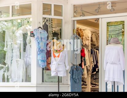 La parte anteriore di un negozio di abbigliamento femminile a Bridgehampton, NY Foto Stock