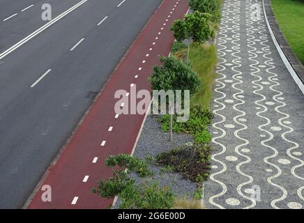 Marciapiede con ciottoli, bianco e grigio, Azzorre destinazione di viaggio, tipico. Foto Stock