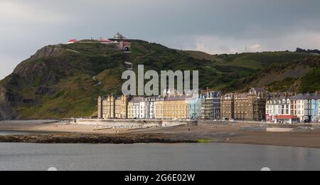 Editoriale Aberystwyth, Regno Unito - 27 giugno 2021: La funicolare sulla scogliera su Constitution Hill ad Aberystwyth e le colorate pensioni vittoriane su Foto Stock