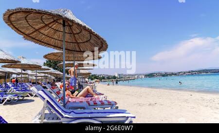 Cesme, Smirne, Turchia. 05 luglio 2021. Vita quotidiana nella stagione estiva durante l'epidemia di Covid-19 a Boyalik Beach di Cesme, a Izmir, Turchia il 05 luglio 2021. Il paese accoglie i turisti nazionali e internazionali con la diminuzione dei casi di coronavirus. Il 1° luglio la Turchia ha posto fine alle pandemie e ai blocchi nel quadro della normalizzazione. Credit: İdil Toffolo/Alamy Live News Foto Stock