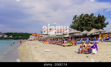 Cesme, Smirne, Turchia. 05 luglio 2021. Vita quotidiana nella stagione estiva durante l'epidemia di Covid-19 a Boyalik Beach di Cesme, a Izmir, Turchia il 05 luglio 2021. Il paese accoglie i turisti nazionali e internazionali con la diminuzione dei casi di coronavirus. Il 1° luglio la Turchia ha posto fine alle pandemie e ai blocchi nel quadro della normalizzazione. Credit: İdil Toffolo/Alamy Live News Foto Stock