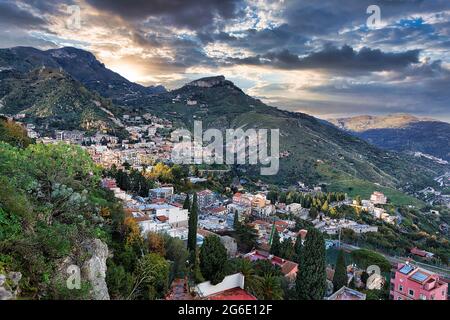 Vista della città in serata, Taormina dall'alto, provincia Messina, Sicilia, Italia Foto Stock