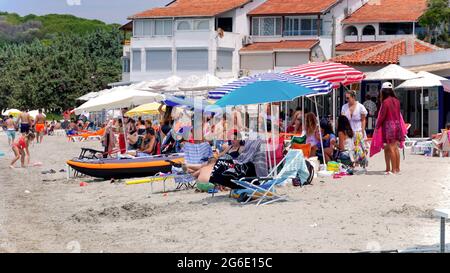 Cesme, Smirne, Turchia. 05 luglio 2021. Vita quotidiana nella stagione estiva durante l'epidemia di Covid-19 a Boyalik Beach di Cesme, a Izmir, Turchia il 05 luglio 2021. Il paese accoglie i turisti nazionali e internazionali con la diminuzione dei casi di coronavirus. Il 1° luglio la Turchia ha posto fine alle pandemie e ai blocchi nel quadro della normalizzazione. Credit: İdil Toffolo/Alamy Live News Foto Stock