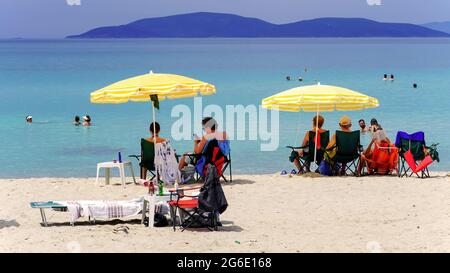 Cesme, Smirne, Turchia. 05 luglio 2021. Vita quotidiana nella stagione estiva durante l'epidemia di Covid-19 a Boyalik Beach di Cesme, a Izmir, Turchia il 05 luglio 2021. Il paese accoglie i turisti nazionali e internazionali con la diminuzione dei casi di coronavirus. Il 1° luglio la Turchia ha posto fine alle pandemie e ai blocchi nel quadro della normalizzazione. Credit: İdil Toffolo/Alamy Live News Foto Stock