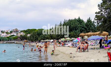 Cesme, Smirne, Turchia. 05 luglio 2021. Vita quotidiana nella stagione estiva durante l'epidemia di Covid-19 a Boyalik Beach di Cesme, a Izmir, Turchia il 05 luglio 2021. Il paese accoglie i turisti nazionali e internazionali con la diminuzione dei casi di coronavirus. Il 1° luglio la Turchia ha posto fine alle pandemie e ai blocchi nel quadro della normalizzazione. Credit: İdil Toffolo/Alamy Live News Foto Stock