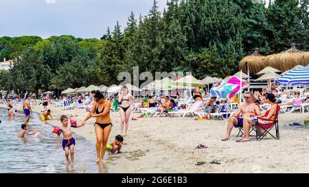 Cesme, Smirne, Turchia. 05 luglio 2021. Vita quotidiana nella stagione estiva durante l'epidemia di Covid-19 a Boyalik Beach di Cesme, a Izmir, Turchia il 05 luglio 2021. Il paese accoglie i turisti nazionali e internazionali con la diminuzione dei casi di coronavirus. Il 1° luglio la Turchia ha posto fine alle pandemie e ai blocchi nel quadro della normalizzazione. Credit: İdil Toffolo/Alamy Live News Foto Stock