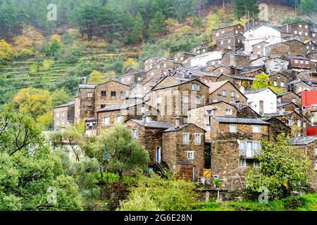 Incredibile antico villaggio con case di scisti, chiamato Piodao a Serra da Estrela, Portogallo Foto Stock