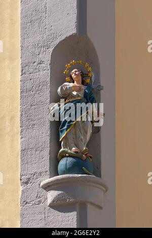 Scultura di Maria immacolata su una casa d'angolo, Bamberga, alta Franconia, Baviera, Germania Foto Stock