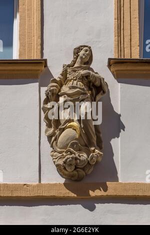 Scultura di Maria immacolata in una casa residenziale, Bamberga, alta Franconia, Baviera, Germania Foto Stock