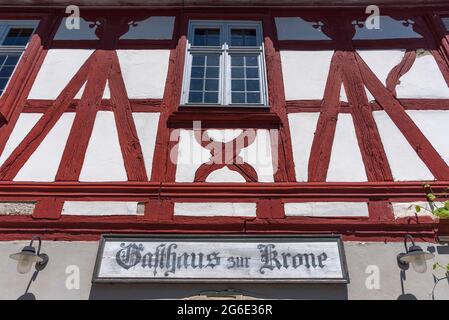 Segno presso la storica locanda Zur Krone costruito 1704/05, Franconian Open Air Museum, Bad Windsheim, Franconia centrale, Baviera, Germania Foto Stock