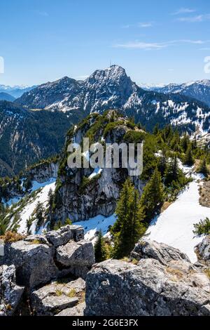 Vertice di Breitenstein, vista sulla cima di Wendelstein, resti di neve in primavera, Fischbachau, Baviera, Germania Foto Stock
