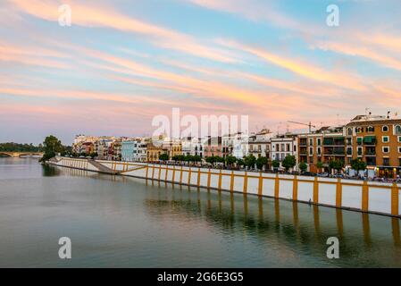 Vista sul fiume Rio Guadalquivir, lungomare di Calle Betis a Triana, tramonto, Siviglia, Andalusia, Spagna Foto Stock