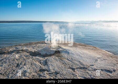 Fumarole fumanti al lago, Big Cone Geyser, West Thumb Geyser Basin, Yellowstone Lake, Yellowstone National Park, Wyoming, USA Foto Stock