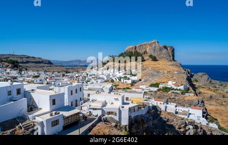 Città di Lindos con case bianche, nella parte posteriore Acropoli di Lindos, Lindos, Rodi, Dodecanese, Grecia Foto Stock