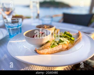 Filetto di rombo alla griglia con contorni, Port Andratx, Maiorca, Spagna Foto Stock