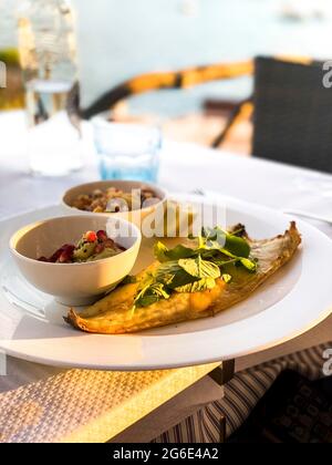 Filetto di rombo alla griglia con contorni, Port Andratx, Maiorca, Spagna Foto Stock