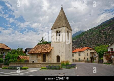 Piccolo coro romanico torre chiesa di San Nicola, Laces, Laudes, Trentino-Alto Adige, Italia Foto Stock Piccolo coro romanico torre chiesa di San Nicola, Laces, Laudes, Trentino-Alto Adige, Italia Foto Stock