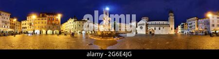 360 panorama di Piazza Duomo con fontana del Nettuno in serata, Trento, Trentino-Alto Adige, Italia Foto Stock