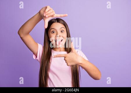 Foto di ottimista bella bruna girl mani sparato indossare t-shirt isolato su sfondo colore pastello viola Foto Stock