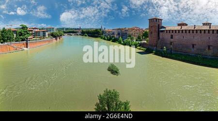 Fiume Adige con Ponte della Vittoria, Ponte Scaligero, Verona, Veneto, Italia Foto Stock