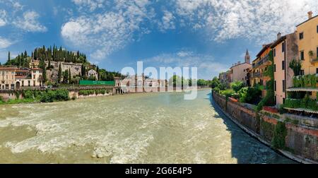 Vista sulla città di Verona con Castel San Pietro e il fiume Adige, Ponte pietra, Verona, Veneto, Italia Foto Stock