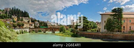 Fiume Adige con Castel San Pietro e il ponte di pietra, Verona, Veneto, Italia Foto Stock