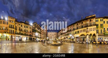 Piazza delle Erbe e l'ex Foro Romano con Fontana Madonna Verona in serata, Piazza Erbe, Verona, Veneto, Italia Foto Stock