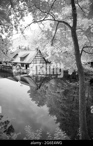 Immagine a infrarossi, storico mulino a martelli, museo, fonte carsica del Blau, Blautopf in Blaubeuren, Alb sveva, Baden-Wuerttemberg, Germania Foto Stock