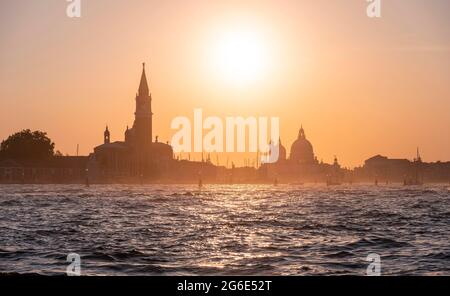 Atmosfera serale al mare, Isola di San Giorgio maggiore, Basilica di Santa Maria della Salute, Venezia, Veneto, Italia Foto Stock