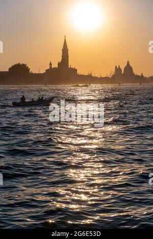 Atmosfera serale al mare, Isola di San Giorgio maggiore, Basilica di Santa Maria della Salute, Venezia, Veneto, Italia Foto Stock