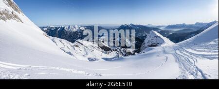 Panorama alpino dal tour sciistico alle Alpspitze, Bernadeinkopf, vista sulle montagne Wetterstein con neve in inverno, Garmisch-Partenkirchen Foto Stock
