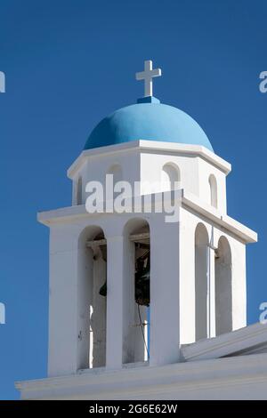 Campanile blu e bianco della Chiesa greco-ortodossa Î™ÎµÏÏŒÏ‚ ÎÎ±ÏŒÏ‚ Î–Ï‰Î¿Î´ÏŒÏ‡Î¿Ï… Î Î·Î³Î®Ï‚, Parikia, Paros, Cicladi, Mar Egeo Foto Stock