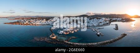 Tramonto, vista aerea, vista sulla città e il porto di Naoussa, le mura del porto con le rovine veneziane, Paros, Cicladi, Grecia Foto Stock