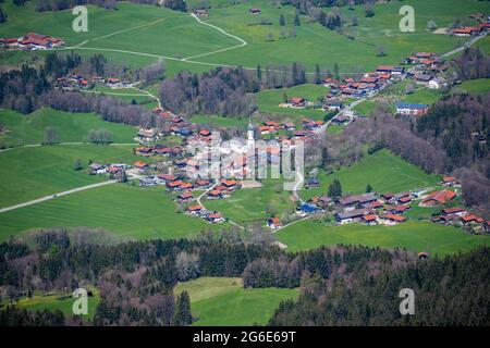 Vista dall'alto di un piccolo villaggio, Elbach, Fischbachau, contea di Miesbach, Baviera, Germania Foto Stock