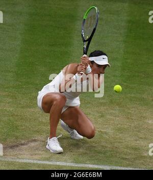 Londra, GBR. 05 luglio 2021. London Wimbledon Championships Day 7 05/07/2021 Emma Raducanu (GBR) in quarta partita contro Ajla Tomijanovic Credit: Roger Parker/Alamy Live News Foto Stock