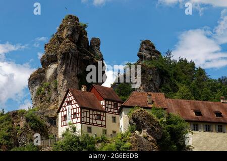 Villaggio roccioso o villaggio chiesa Tuechersfeld, roccia bandiera di impatto, montagna circolante, casa a graticcio, distretto di Pottenstein, Puettlachtal Foto Stock