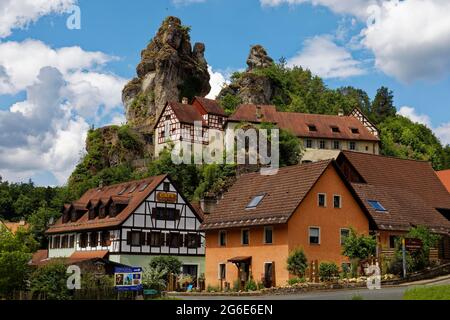 Villaggio roccioso o villaggio chiesa Tuechersfeld, roccia bandiera di impatto, montagna circolante, casa a graticcio, distretto di Pottenstein, Puettlachtal Foto Stock