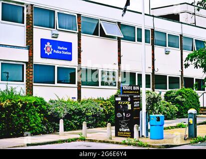 Stazione di polizia Harlow con scomparto coltelli all'esterno Foto Stock