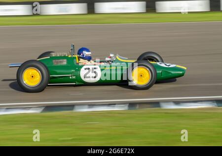 Lotus Climax 25 Classic Grand Prix, auto da corsa vintage di F1 che si disputerà nel Glover Trophy all'evento storico Goodwood Revival, nel Regno Unito. Team Lotus verde Foto Stock