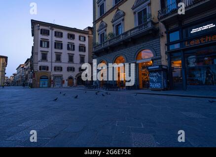 Apertura del negozio in piazza della signoria. Alba al mattino. Ora Blu a Firenze, Italia. Foto Stock