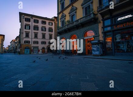 Apertura del negozio in piazza della signoria. Alba al mattino. Ora Blu a Firenze, Italia. Foto Stock